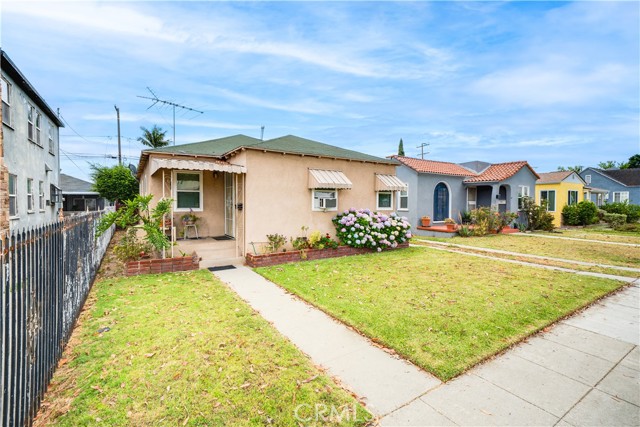 5870 Lemon Avenue, Long Beach CA: https://media.crmls.org/medias/2e9fb21d-cf00-4076-9f1a-a0fe35de6160.jpg