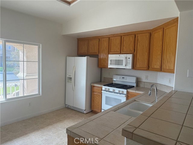 Detail Gallery Image 3 of 19 For 10918 Thunder Falls Ave, Bakersfield,  CA 93312 - 3 Beds | 2 Baths