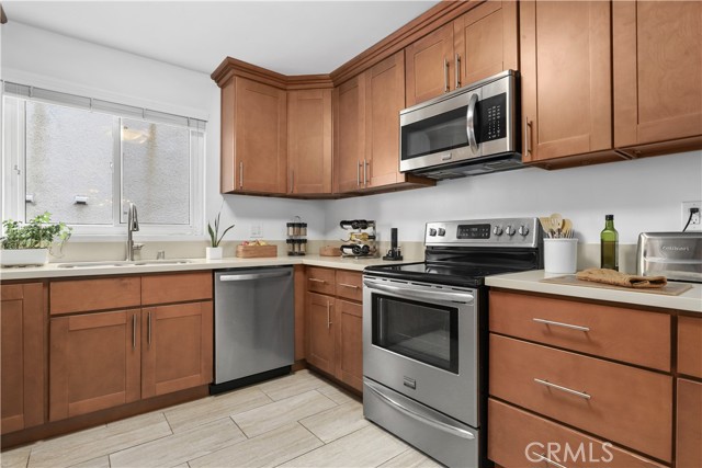 930 3rd Street, Santa Monica CA: https://media.crmls.org/medias/2ea1c2d3-2cef-49a1-b9f9-e6e206223500.jpg