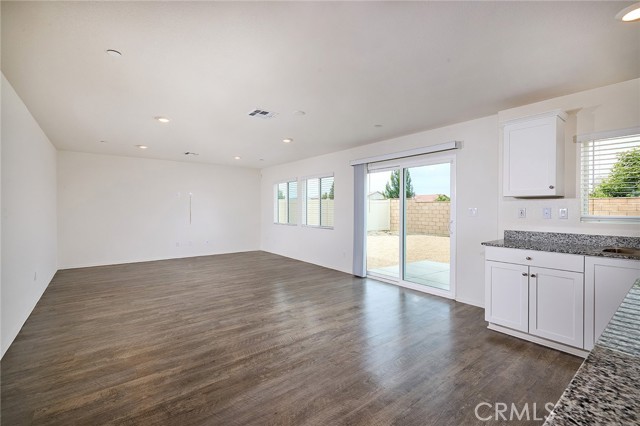 Detail Gallery Image 3 of 17 For 1226 Universal Way, Hemet,  CA 92543 - 3 Beds | 2/1 Baths