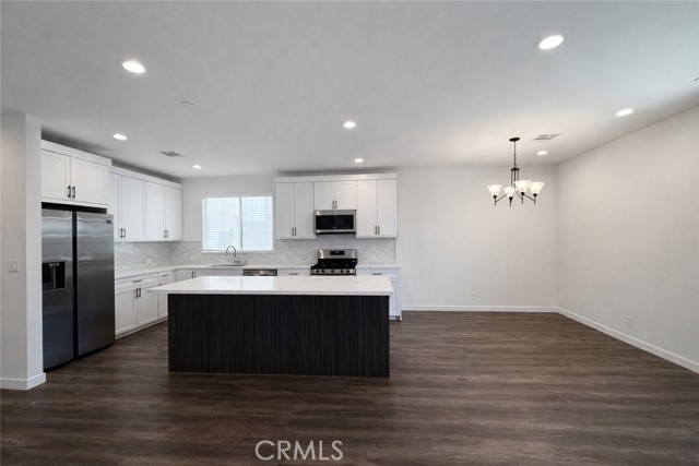 Detail Gallery Image 2 of 19 For 7105 N Dylan Ct, Reseda,  CA 91335 - 4 Beds | 3 Baths