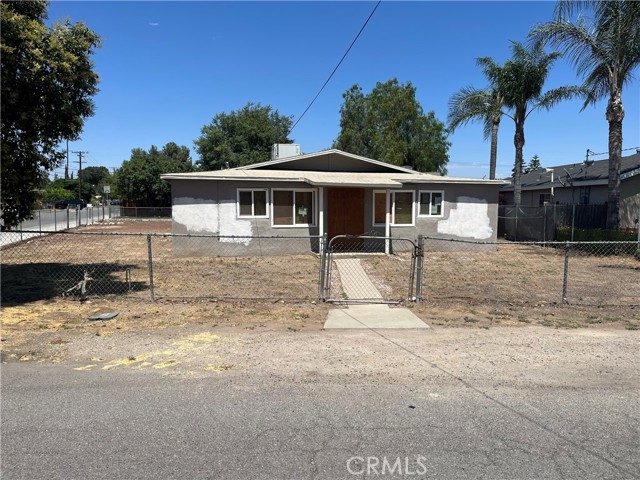 10976 Bushnell Avenue, Riverside CA: https://media.crmls.org/medias/2ea90aad-1388-4029-a829-d72eaec9cfe6.jpg