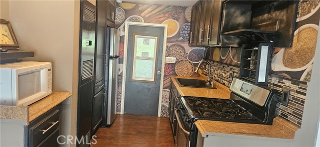Detail Gallery Image 4 of 29 For 8811 Canoga Ave #120,  Canoga Park,  CA 91304 - 2 Beds | 1 Baths
