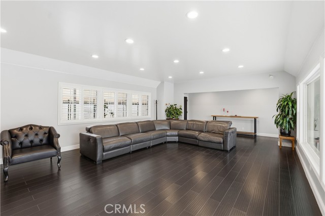 Detail Gallery Image 5 of 43 For 12232 Truesdale, Sun Valley,  CA 91352 - 5 Beds | 4 Baths