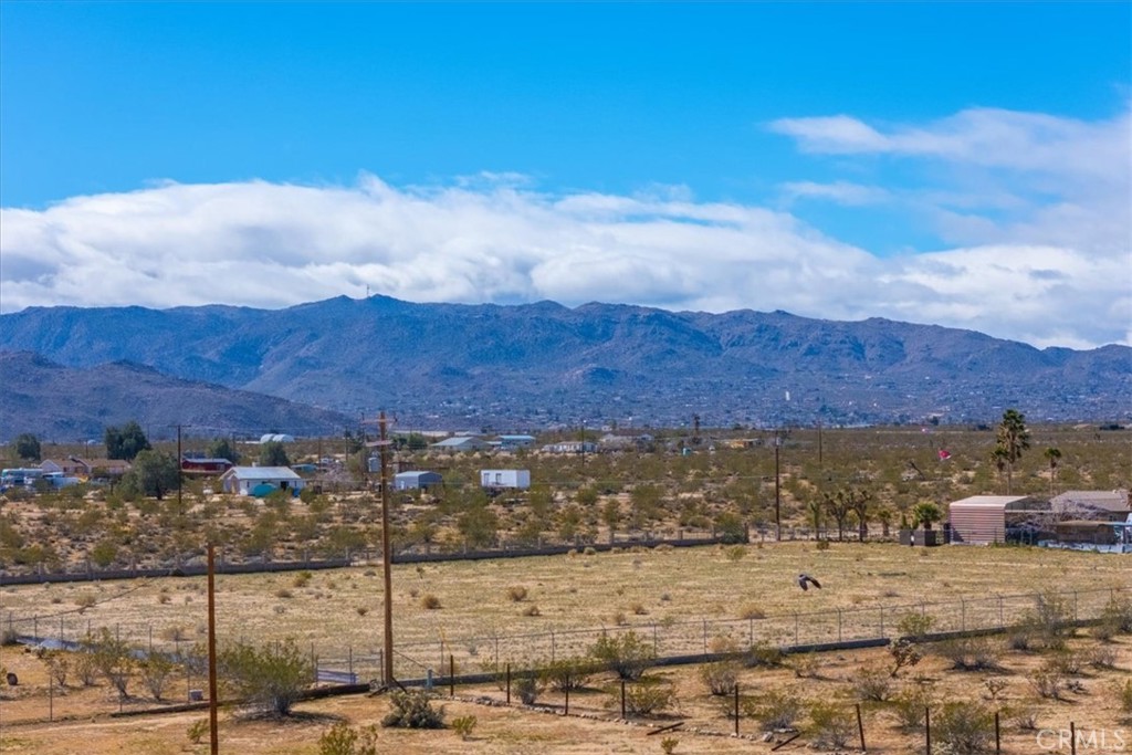 https://media.crmls.org/medias/2eaeaf0f-9021-4b1d-89c4-944bd48d60eb.jpg?preset=X-Large