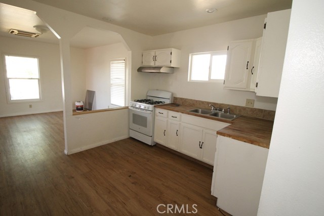 404 N 4th Avenue, Barstow CA: https://media.crmls.org/medias/2eaf1609-de38-4bfd-8eae-7c4265fa1052.jpg
