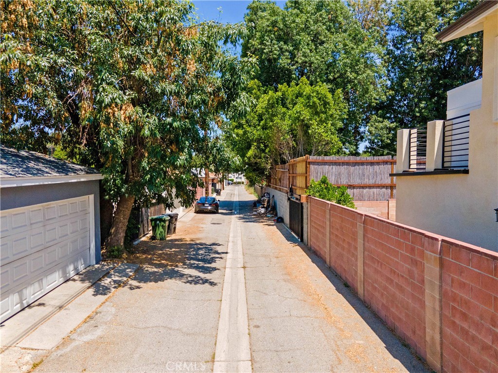 https://media.crmls.org/medias/2eb0feb2-f817-43ed-a13e-e1ce00c4abf7.jpg?preset=X-Large