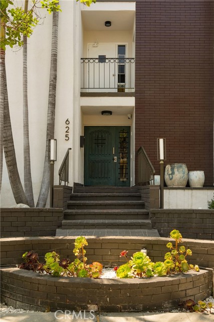 625 Flores Street, West Hollywood CA: https://media.crmls.org/medias/2eb25306-0b29-4034-a49c-f792c286d8ed.jpg