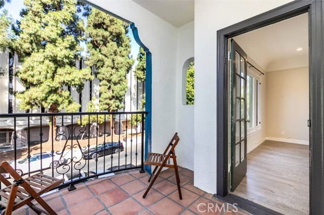 630 N Genesee Avenue, Los Angeles CA: https://media.crmls.org/medias/2eb4171d-1c64-4f35-962e-b478b5220e61.jpg