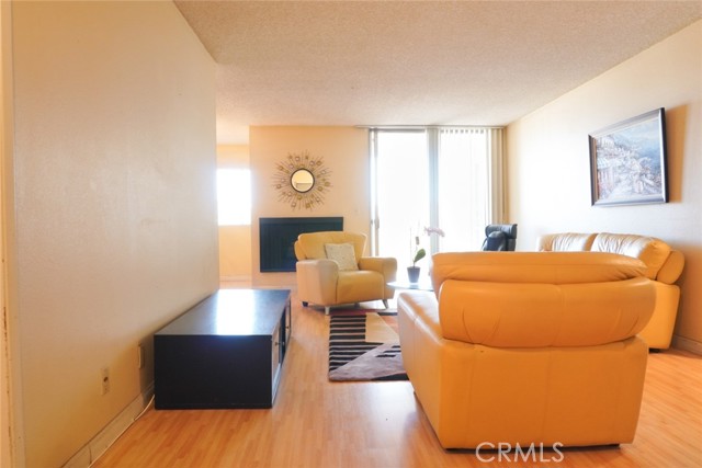 570 W Stocker Street, Glendale CA: https://media.crmls.org/medias/2eb58415-61a4-47a8-827f-8fd16bd9409f.jpg