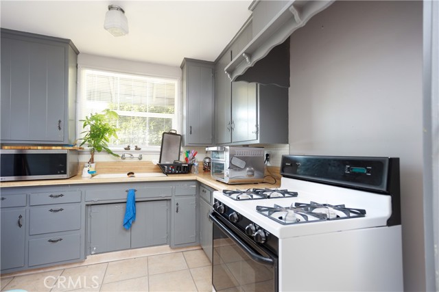 17062 San Fernando Mission Boulevard, Granada Hills CA: https://media.crmls.org/medias/2eb7d2a9-dc2d-4469-a629-d1274dd10593.jpg