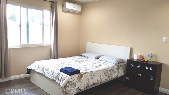 Detail Gallery Image 8 of 17 For 1299 W 37th Dr #3,  Los Angeles,  CA 90007 - 4 Beds | 2 Baths