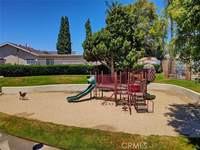 17077 Los Modelos Street, Fountain Valley CA: https://media.crmls.org/medias/2ebce1bf-5105-4b09-9020-86a04c41b692.jpg