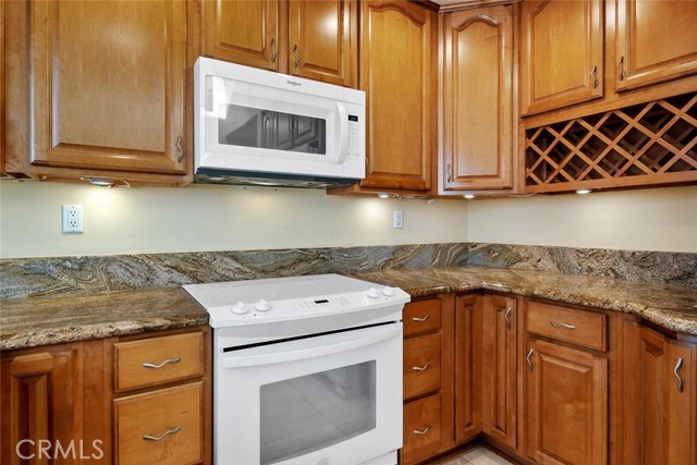 Detail Gallery Image 14 of 51 For 24640 Brighton Dr #B,  Valencia,  CA 91355 - 2 Beds | 2/1 Baths