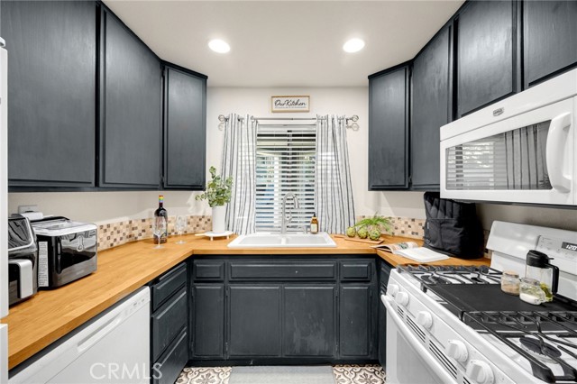 Detail Gallery Image 6 of 25 For 7304 Quill Dr. #182,  Downey,  CA 90242 - 2 Beds | 2 Baths