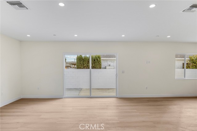 Detail Gallery Image 6 of 39 For 7040 Tyrone Ave, Van Nuys,  CA 91405 - 6 Beds | 4/1 Baths