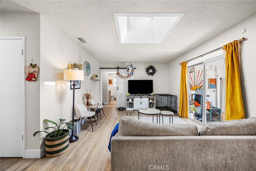 https://media.crmls.org/medias/2ec30942-629e-4218-9efe-5dfa6d688169.jpg?preset=X-Large