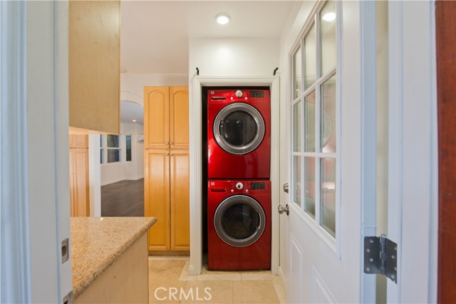 Detail Gallery Image 10 of 37 For 12413 Westminster Ave, Los Angeles,  CA 90066 - 6 Beds | 5 Baths