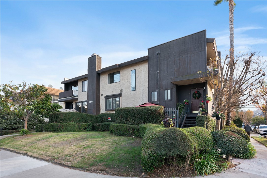 Detail Gallery Image 1 of 26 For 11622 Moorpark St #2,  Studio City,  CA 91602 - 2 Beds | 2/1 Baths