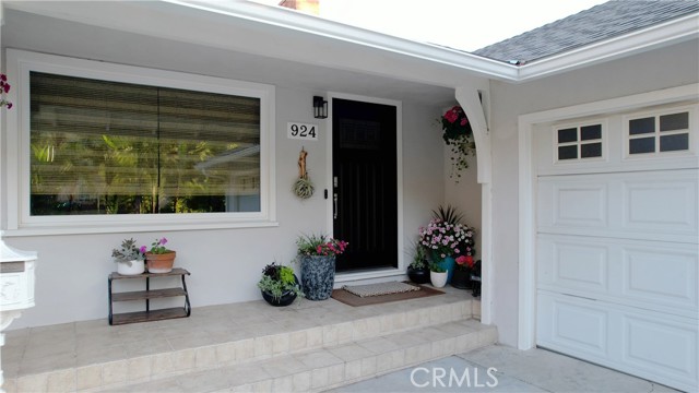 Detail Gallery Image 3 of 34 For 924 Irving Dr, Burbank,  CA 91504 - 4 Beds | 3 Baths
