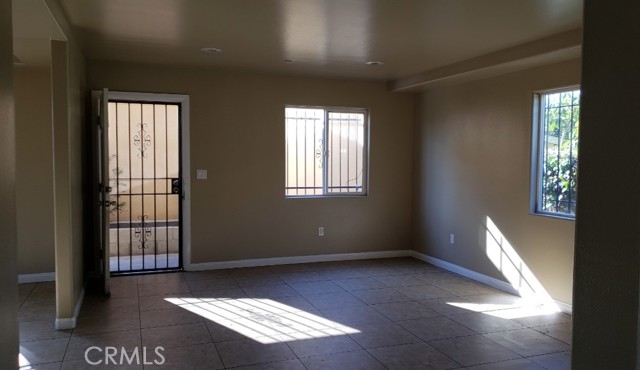 Detail Gallery Image 2 of 9 For 8925 Menlo Ave, Los Angeles,  CA 90044 - 10 Beds | 6 Baths