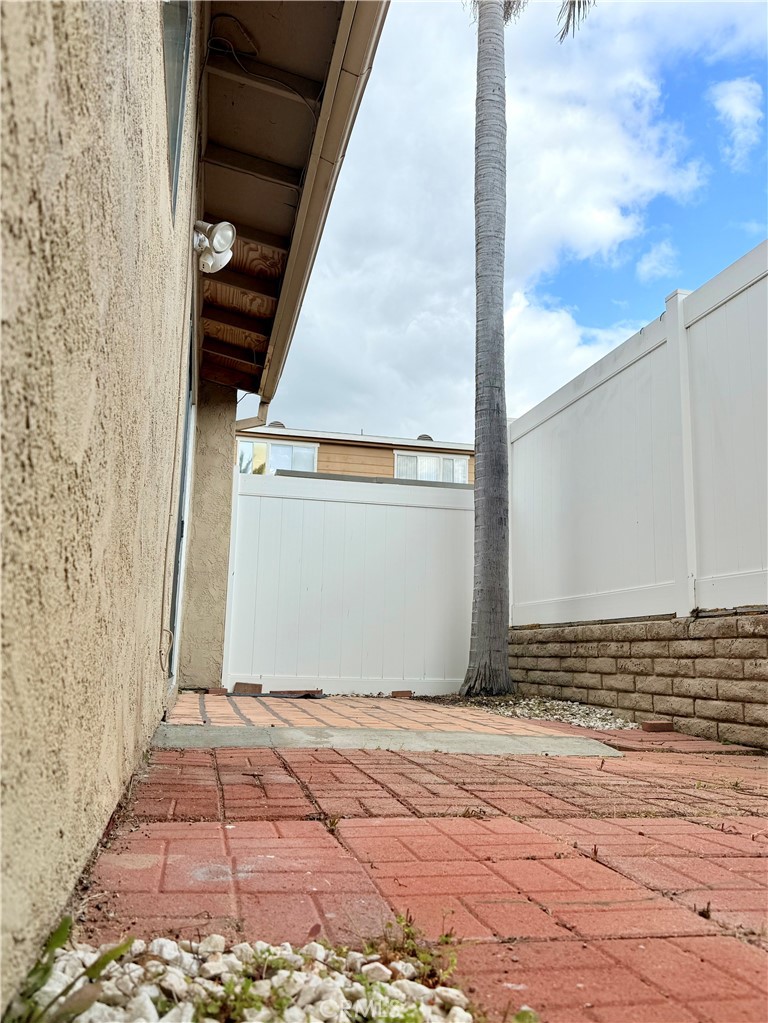https://media.crmls.org/medias/2ec5e5df-3b63-4bb6-bd73-433df426481c.jpg?preset=X-Large