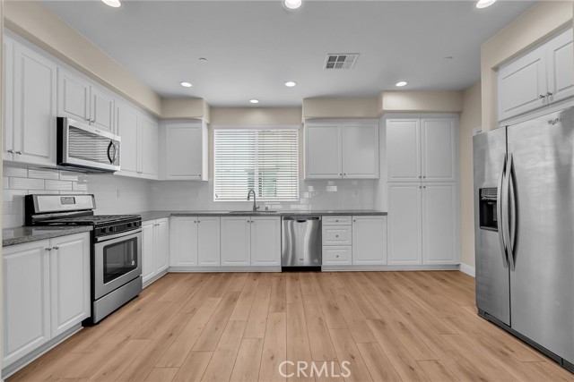 Detail Gallery Image 6 of 28 For 137 Macintosh Way, Upland,  CA 91786 - 2 Beds | 4 Baths