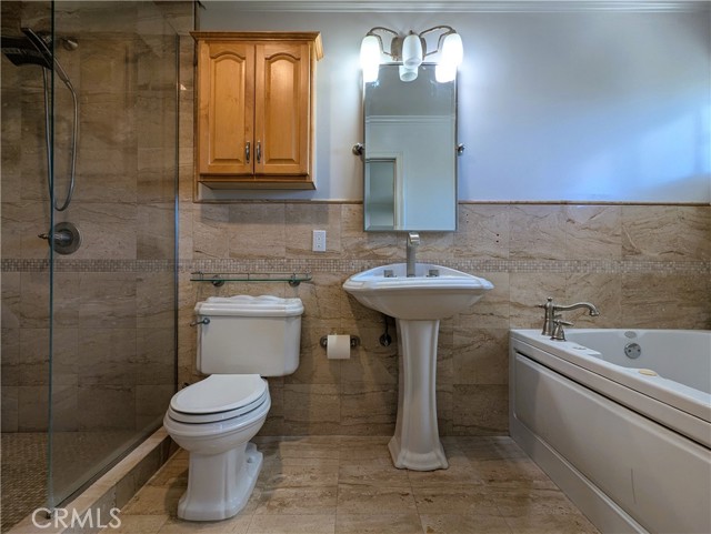 Detail Gallery Image 19 of 28 For 531 Avenue a #2,  Redondo Beach,  CA 90277 - 2 Beds | 3/1 Baths