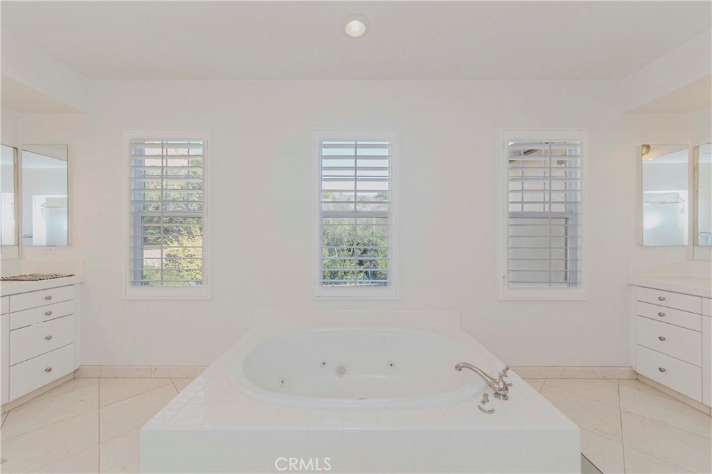 https://media.crmls.org/medias/2eca68bf-808c-45b3-8d2a-03096e1ea83a.jpg?preset=X-Large
