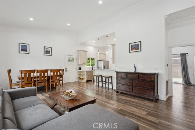 5254 Don Pio Drive, Woodland Hills CA: https://media.crmls.org/medias/2eca8b4f-ce2f-4a3f-adea-ef18f1b7baa0.jpg