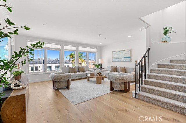 302 Carnation Avenue, Corona del Mar CA: https://media.crmls.org/medias/2eca958d-83e2-4da1-b64c-85576db41c2d.jpg