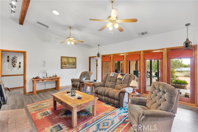 Detail Gallery Image 11 of 61 For 12830 Cedar, Hesperia,  CA 92344 - 3 Beds | 2/1 Baths