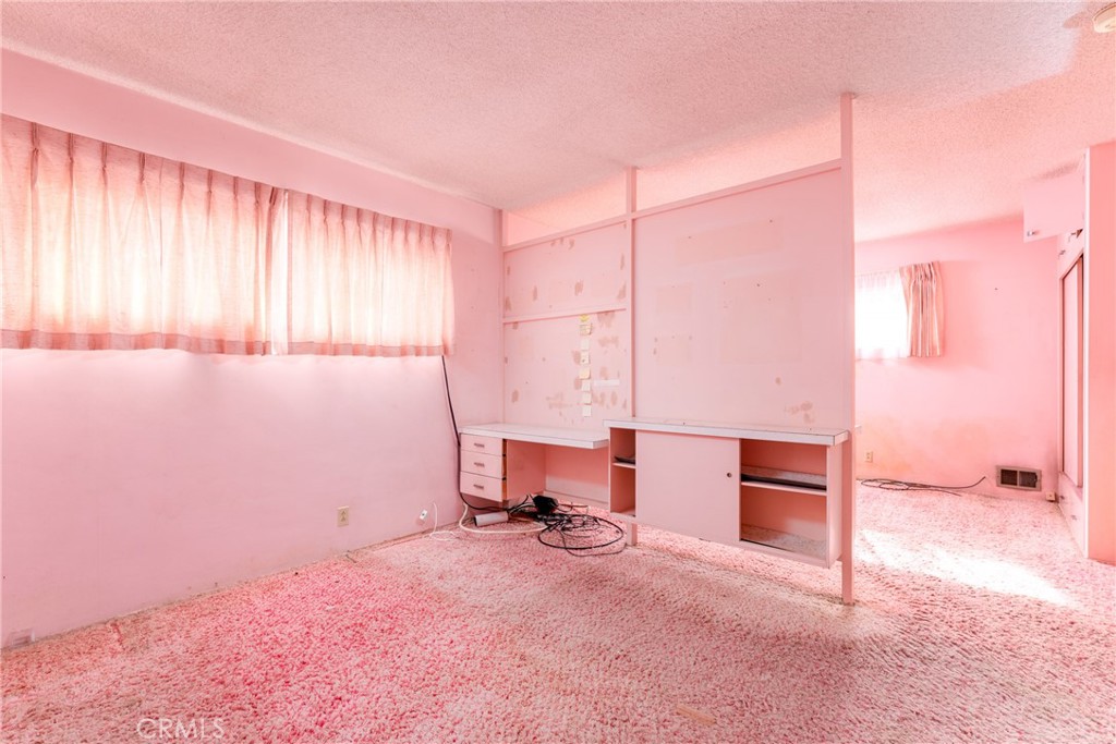 https://media.crmls.org/medias/2ed01fa3-9d7f-4486-9e4b-d6ff426ddb94.jpg?preset=X-Large