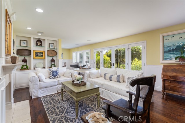 Detail Gallery Image 5 of 43 For 2107 Arbutus St, Newport Beach,  CA 92660 - 4 Beds | 2/1 Baths