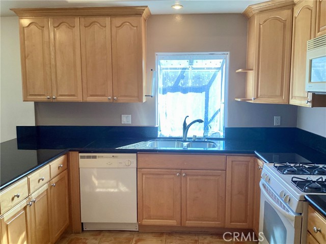 Detail Gallery Image 14 of 24 For 5145 Yarmouth Ave #1,  Encino,  CA 91316 - 2 Beds | 2/1 Baths