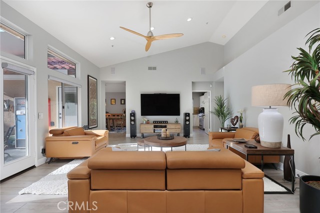 24632 Stagg Street, West Hills CA: https://media.crmls.org/medias/2eda55c0-242d-4ef1-94cd-ff07be483f96.jpg