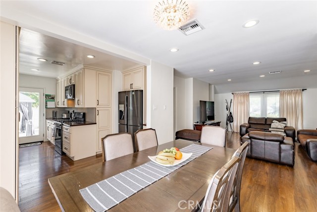5805 Bucknell Avenue, Valley Village CA: https://media.crmls.org/medias/2eda7017-afdf-433f-ace4-8bfe8427838a.jpg