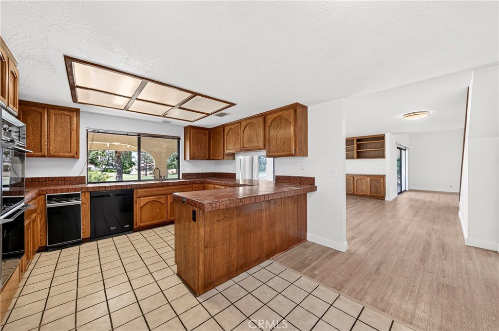 https://media.crmls.org/medias/2edb1d9c-aa0f-4d43-b38d-98bb0d6a0d7f.jpg?preset=X-Large
