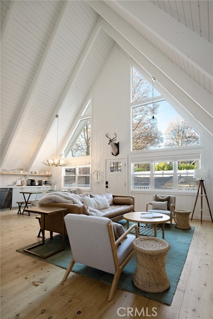 Detail Gallery Image 14 of 51 For 987 Tirol Ln, Lake Arrowhead,  CA 92352 - 3 Beds | 2 Baths