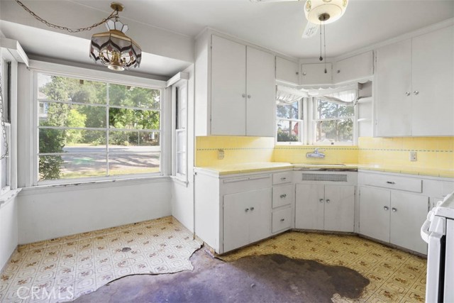 555 S Center St., Redlands CA: https://media.crmls.org/medias/2ee30b84-f1a8-4490-bdd5-fc20179cc0fb.jpg