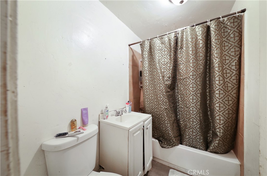 https://media.crmls.org/medias/2ee35b0b-e3d5-4516-b88a-7ed0a83ce70b.jpg?preset=X-Large