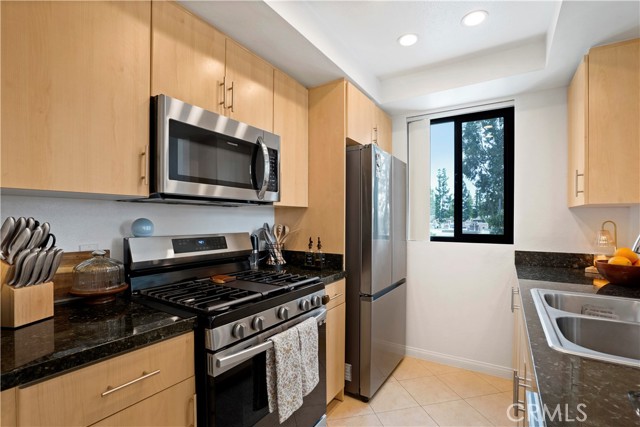Detail Gallery Image 6 of 23 For 7826 Topanga Canyon Bld #301,  Canoga Park,  CA 91304 - 2 Beds | 2 Baths