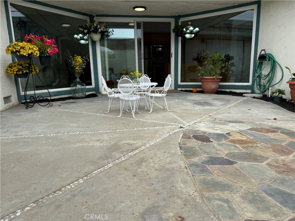 https://media.crmls.org/medias/2ee5fe3d-e040-40c9-b0f3-02c6435b3b2c.jpg?preset=X-Large