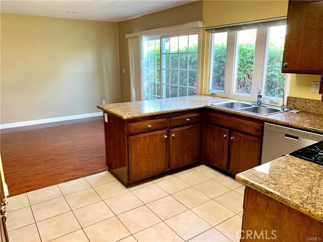 Detail Gallery Image 6 of 8 For 6718 Shoup, Woodland Hills,  CA 91307 - 4 Beds | 2 Baths