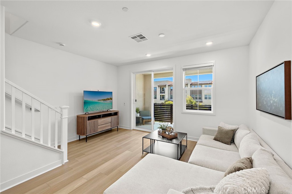 https://media.crmls.org/medias/2eea5bc4-9ad4-44eb-8f9a-99dd817ce44b.jpg?preset=X-Large