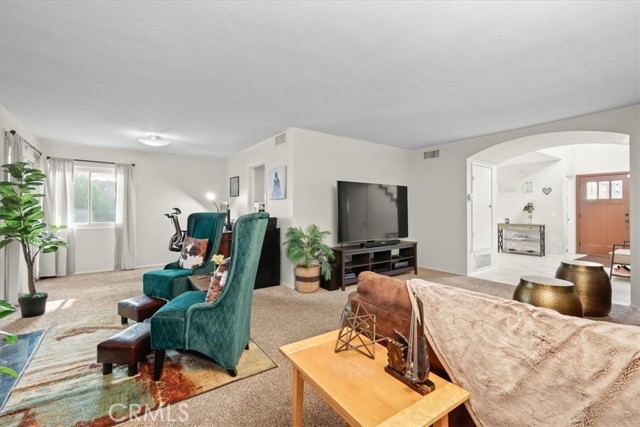 Detail Gallery Image 8 of 70 For 15717 Rosehaven Ln, Canyon Country,  CA 91387 - 3 Beds | 2/1 Baths