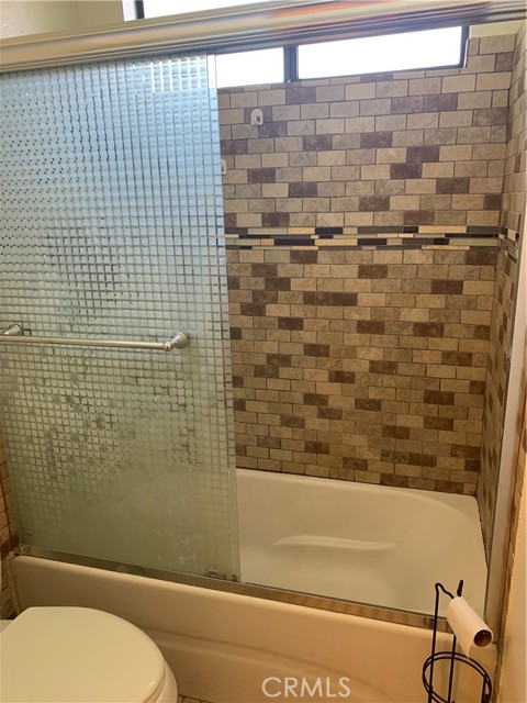 Bath tub w/shower and nice tiles