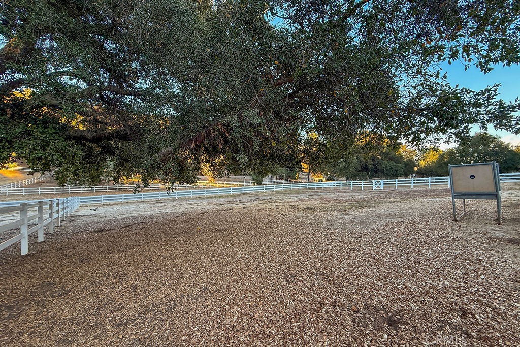 https://media.crmls.org/medias/2eed5841-097b-4c4e-9536-59e5a8a85740.jpg?preset=X-Large