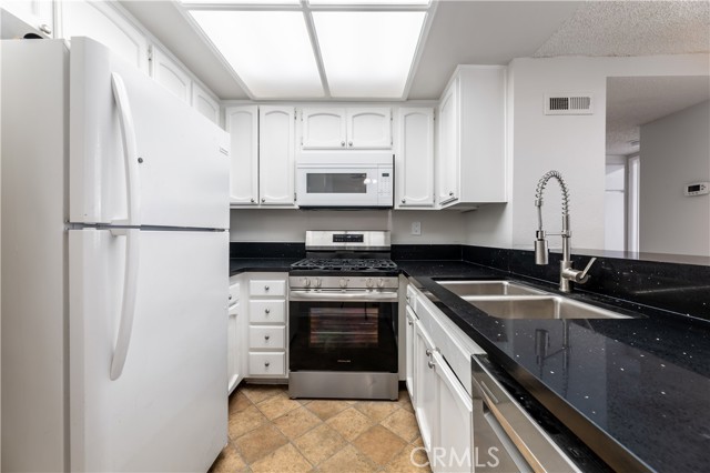 Detail Gallery Image 10 of 37 For 7800 Topanga Canyon #212,  Canoga Park,  CA 91304 - 2 Beds | 2 Baths