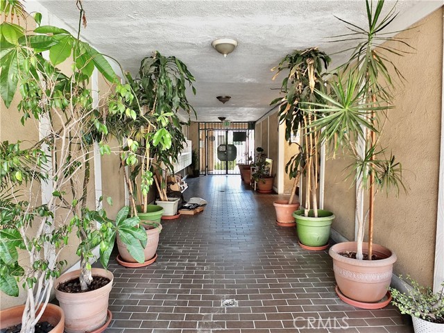 121 Sinclair Avenue, Glendale CA: https://media.crmls.org/medias/2eef1295-a678-41cf-a280-10f756a4eb0a.jpg